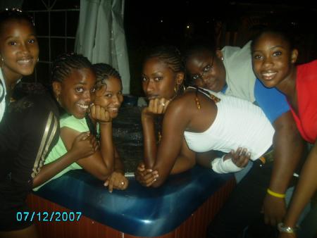 Une petite douche les filles ?